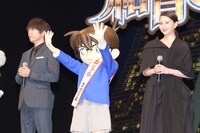 左から山崎育三郎、コナン、河北麻友子。
