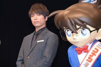 左から山崎育三郎、コナン。