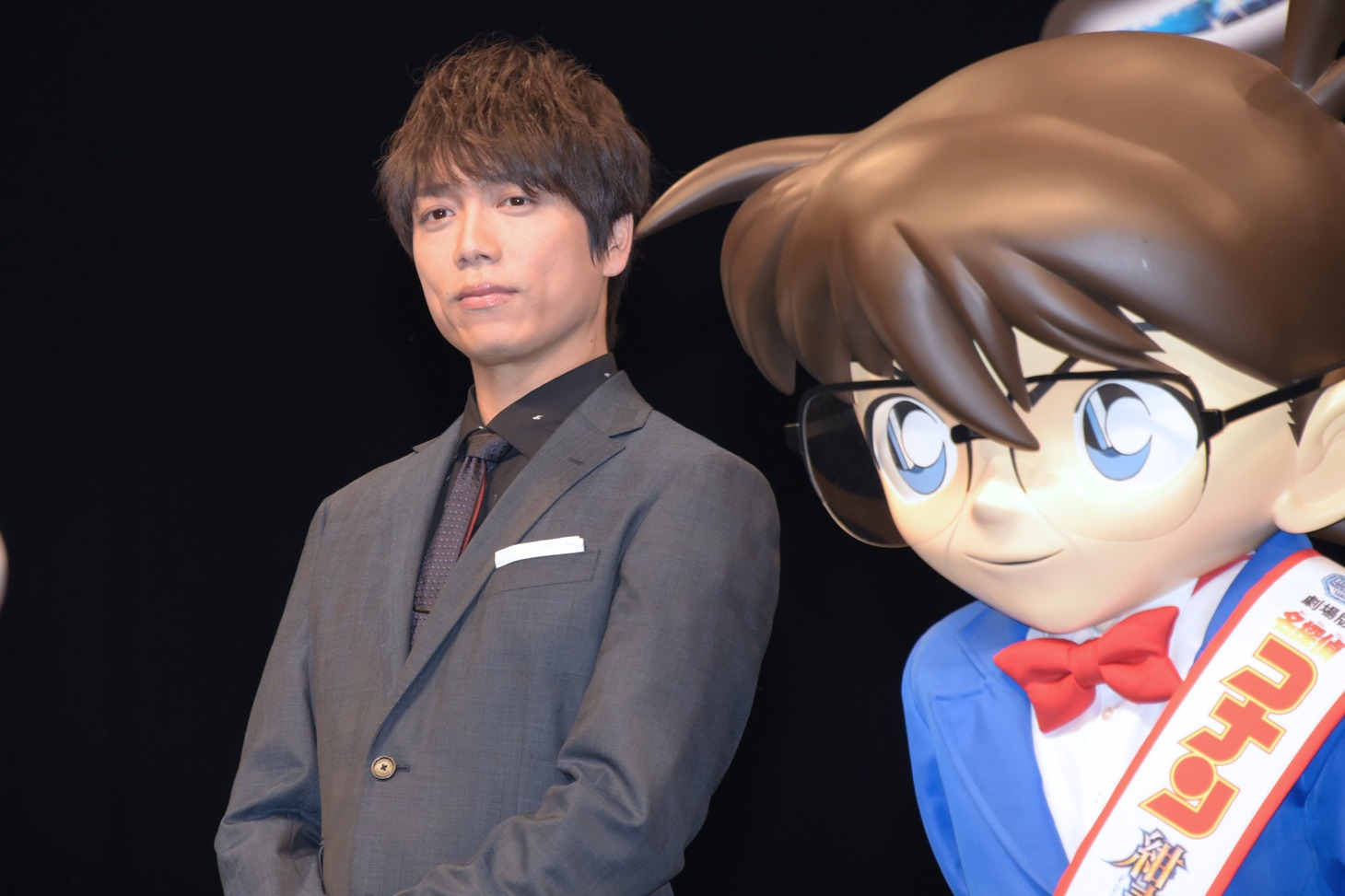 左から山崎育三郎、コナン。