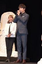 左から高山みなみ、山崎育三郎。