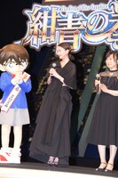 左からコナン、河北麻友子、山崎和佳奈。