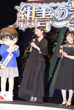 左からコナン、河北麻友子、山崎和佳奈。