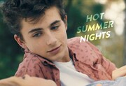 「HOT SUMMER NIGHTS／ホット・サマー・ナイツ」ムビチケカードの購入者にプレゼントされる、ステッカーのビジュアル。