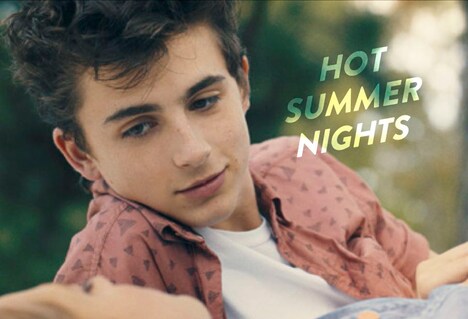 「HOT SUMMER NIGHTS／ホット・サマー・ナイツ」ムビチケカードの購入者にプレゼントされる、ステッカーのビジュアル。