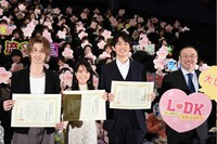 「L・DK ひとつ屋根の下、『スキ』がふたつ。」大ヒット記念舞台挨拶の様子。左から横浜流星、上白石萌音、杉野遥亮、川村泰祐。