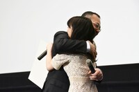 表彰され、川村泰祐（左）とハグする上白石萌音（右）。