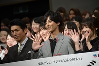 左から高橋克典、藤ヶ谷太輔、倉科カナ。