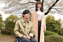 左から松坂桃李演じる鮎川樹、山本美月演じる川奈つぐみ。