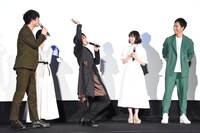 ソファに浅く座る板垣瑞生のモノマネをするTAKAHIRO（中央）。