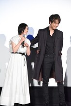 緊張する山口まゆ（左）の肩をそっとたたくTAKAHIRO（右）。