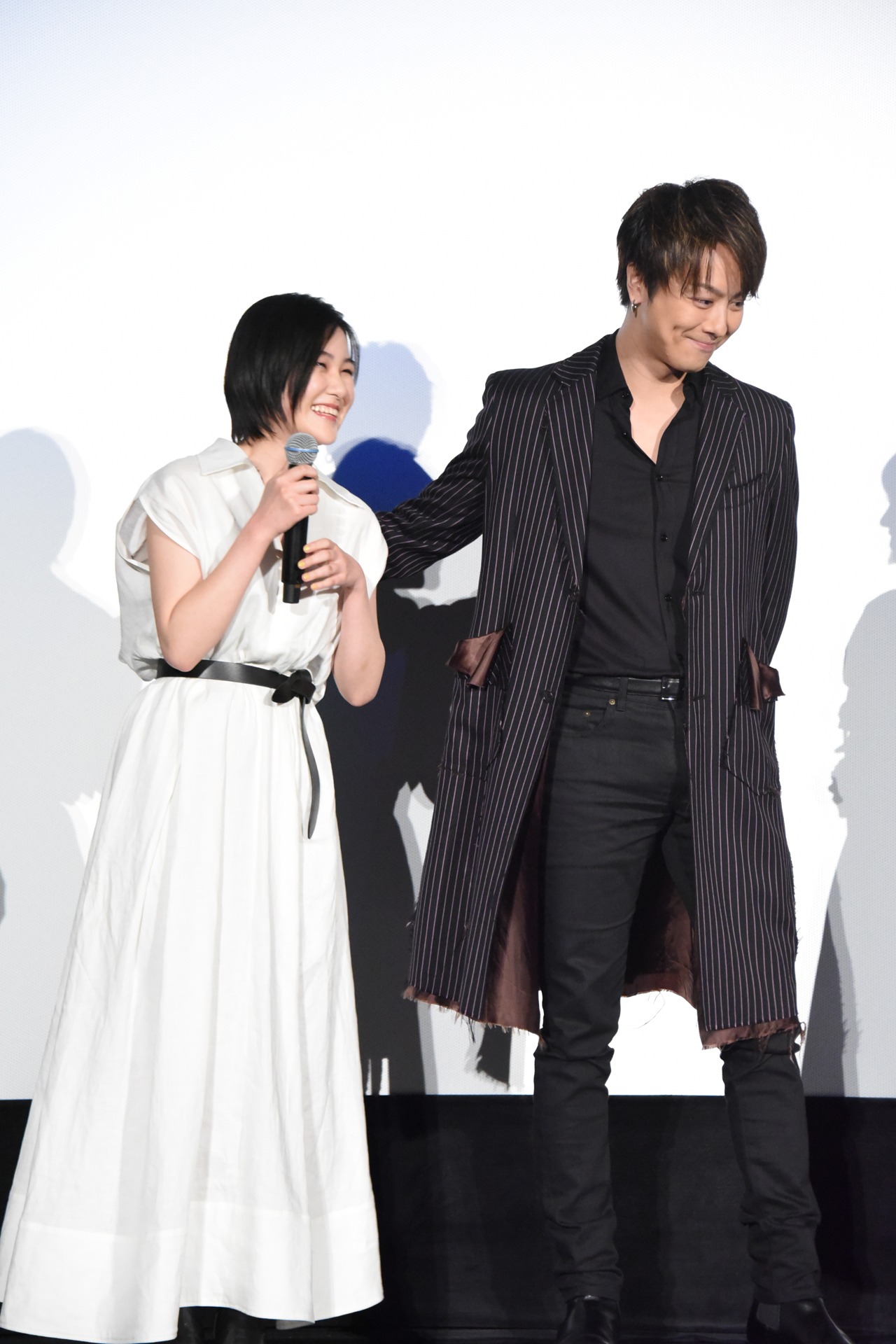 緊張する山口まゆ（左）の肩をそっとたたくTAKAHIRO（右）。