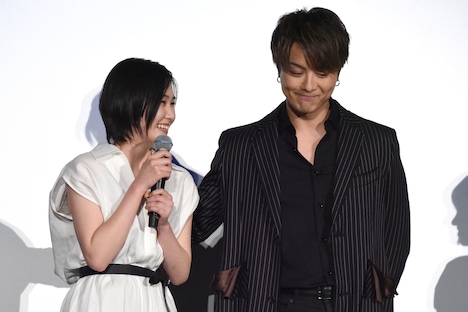 緊張する山口まゆ（左）の肩をそっとたたくTAKAHIRO（右）。