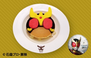 仮面ライダークウガのみんなを笑顔にパンケーキ(850円、ビッグ缶バッジ付き)