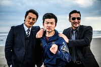 左から本宮泰風、小林勇貴、山口祥行。