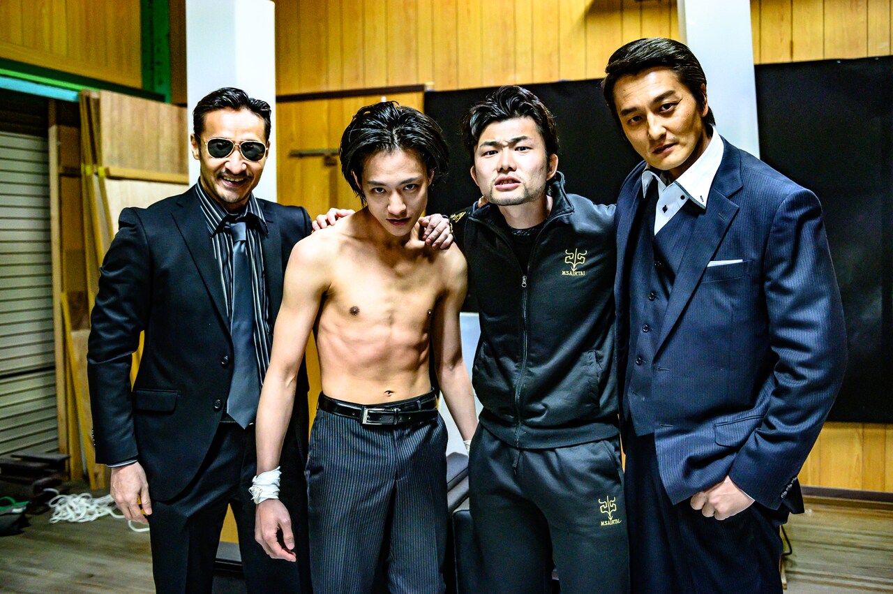 左から山口祥行、藤原季節、小林勇貴、本宮泰風。