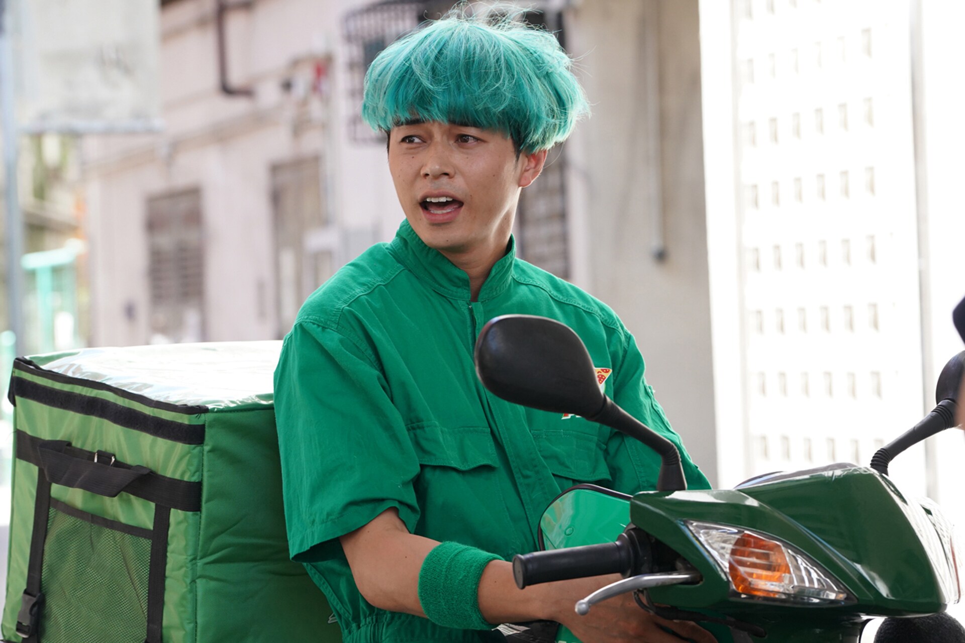 長澤まさみに三浦春馬がバックハグ、映画「コンフィデンスマンJP」新