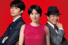 左から東出昌大、長澤まさみ、小日向文世。