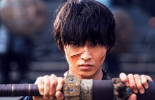 「映画 キングダム 写真集 –THE MAKING-」より、山崎賢人演じる信。