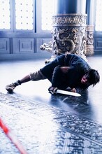 「映画 キングダム 写真集 –THE MAKING-」より、山崎賢人演じる信が王宮で戦うシーン。