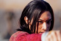 「映画 キングダム 写真集 –THE MAKING-」より、吉沢亮演じるえい政。