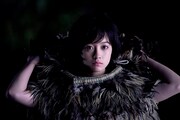 「映画 キングダム 写真集 –THE MAKING-」より、橋本環奈演じる河了貂。