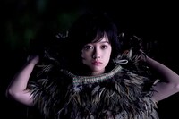 「映画 キングダム 写真集 –THE MAKING-」より、橋本環奈演じる河了貂。