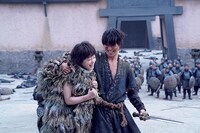 「映画 キングダム 写真集 –THE MAKING-」より、山崎賢人（右）と橋本環奈（左）のオフショット。