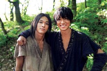 「映画 キングダム 写真集 –THE MAKING-」より、山崎賢人（右）と吉沢亮（左）のオフショット。