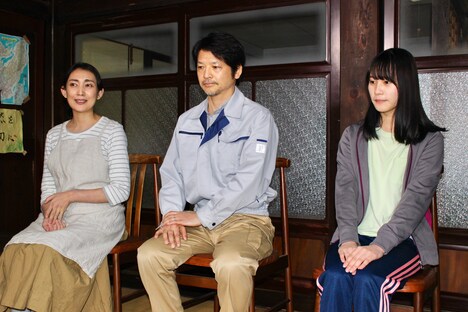 左から田中美里、緒形直人、南沙良。