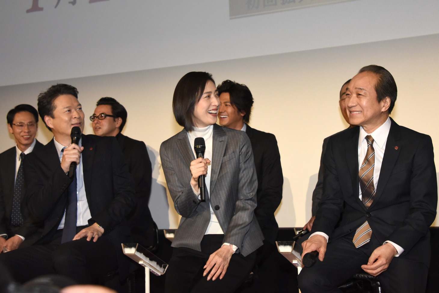 前列左から田中哲司、天海祐希、小日向文世。