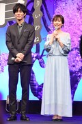 左から松坂桃李、木村文乃。