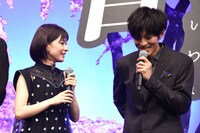 松坂桃李（右）の爪の大きさについて話す芳根京子（左）。