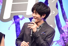 爪の大きさについて「ひいおばあちゃんの遺伝で（笑）」と話す松坂桃李。