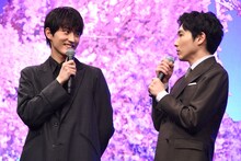 左から杉野遥亮、柄本佑。