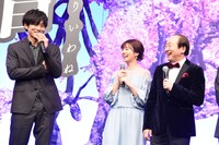 左から松坂桃李、木村文乃、中村梅雀。