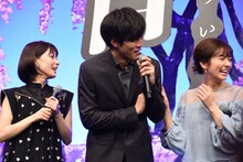 佐伯泰英が短編小説を書き下ろしたと知り、驚く松坂桃李（中央）。