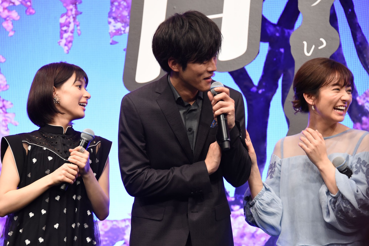 佐伯泰英が短編小説を書き下ろしたと知り、驚く松坂桃李（中央）。