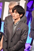 松坂桃李（手前）