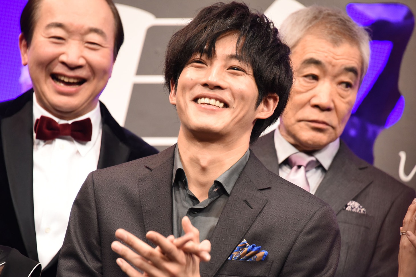 松坂桃李（手前）