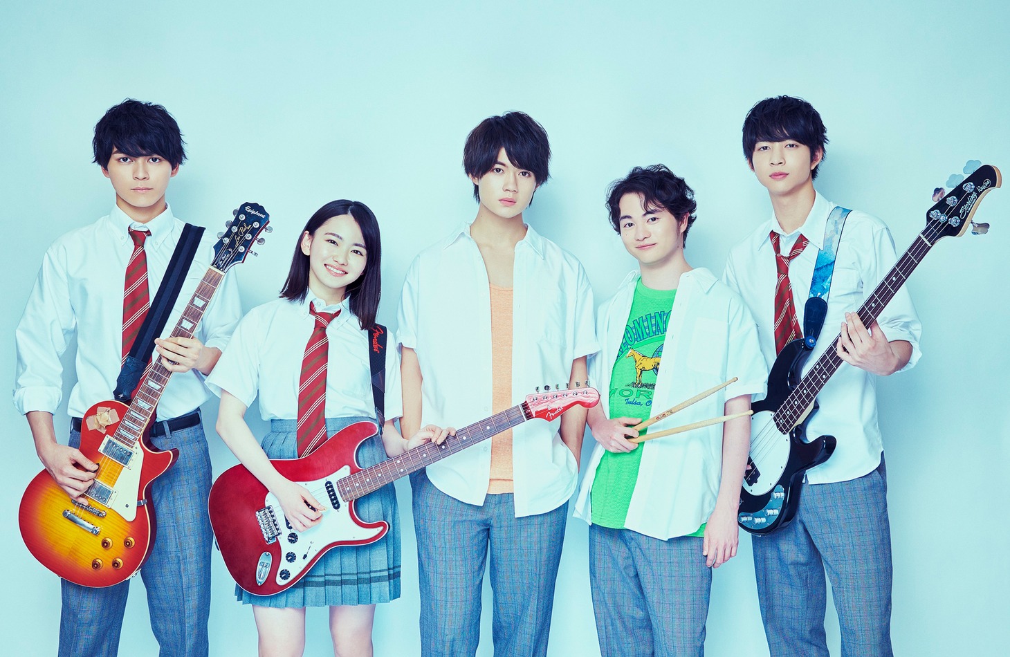 小さな恋のうたバンドのメンバー。左から眞栄田郷敦（G, Vo）、山田杏奈（G, Vo）、佐野勇斗（Vo, B）、森永悠希（Dr, Vo）、鈴木仁（B, Vo）。