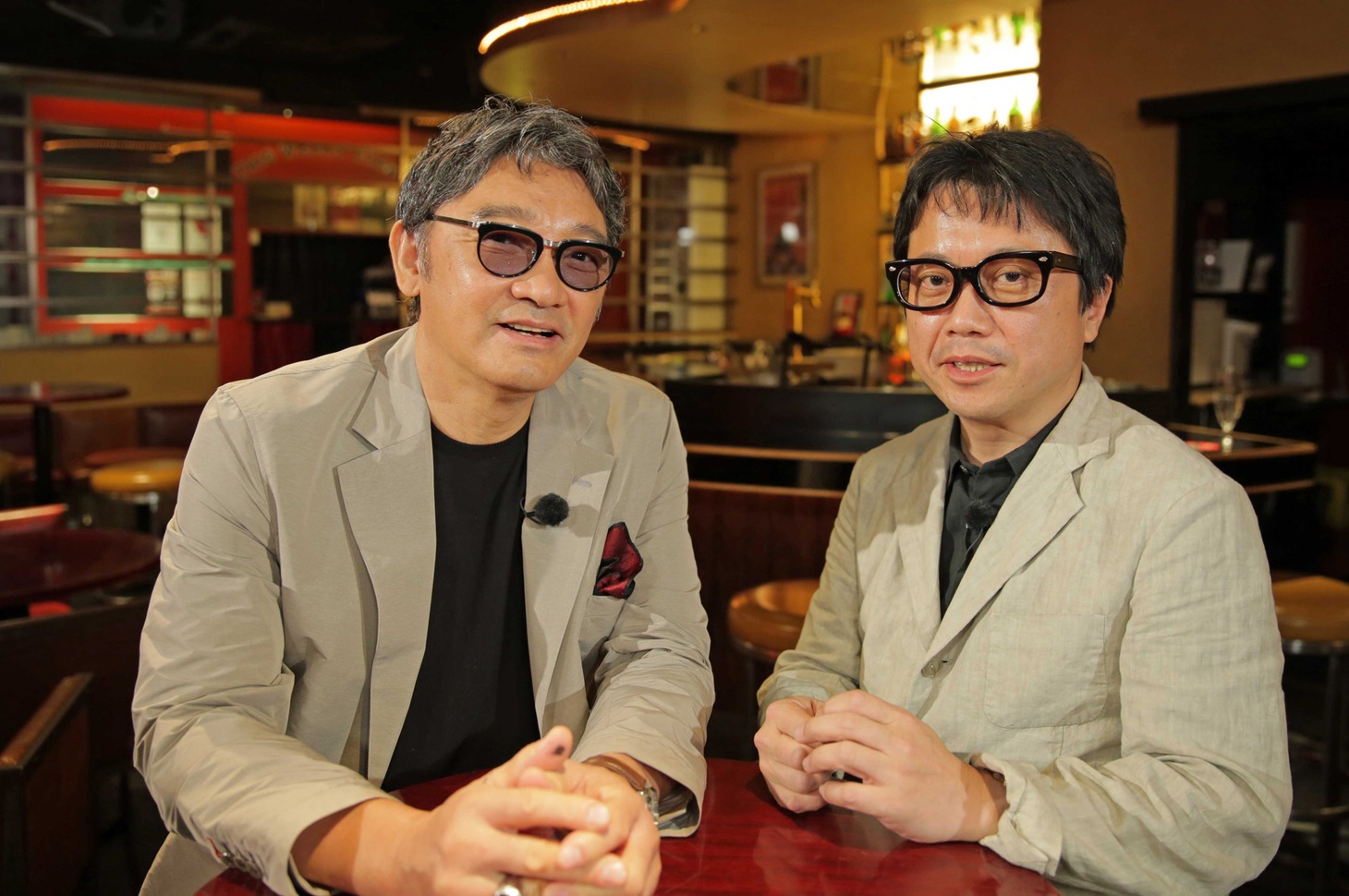 「BS朝日ザ・インタビュー～トップランナーの肖像～」より、左から萩原健一、石原正康。