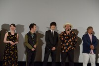 左から山田杏奈、森永悠希、佐野勇斗（M!LK）、上江洌清作（MONGOL800）、高里悟（MONGOL800）。