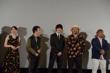 左から山田杏奈、森永悠希、佐野勇斗（M!LK）、上江洌清作（MONGOL800）、高里悟（MONGOL800）。