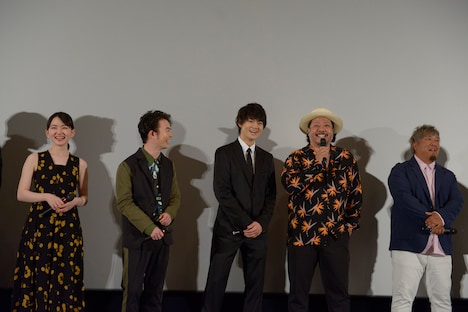 左から山田杏奈、森永悠希、佐野勇斗(M!LK)、上江洌清作(MONGOL800)、高里悟(MONGOL800)。