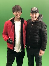 左から竹内涼真、ロブ・レターマン。