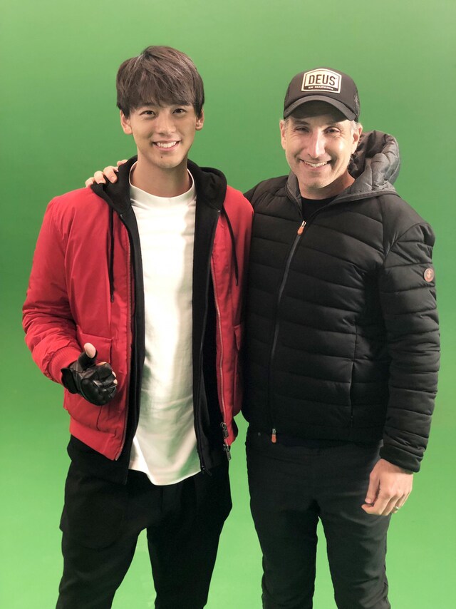 左から竹内涼真、ロブ・レターマン。