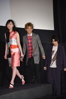 左から福原遥、佐藤大樹、鈴木仁。