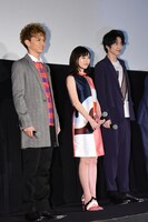 左から佐藤大樹、福原遥、鈴木仁。