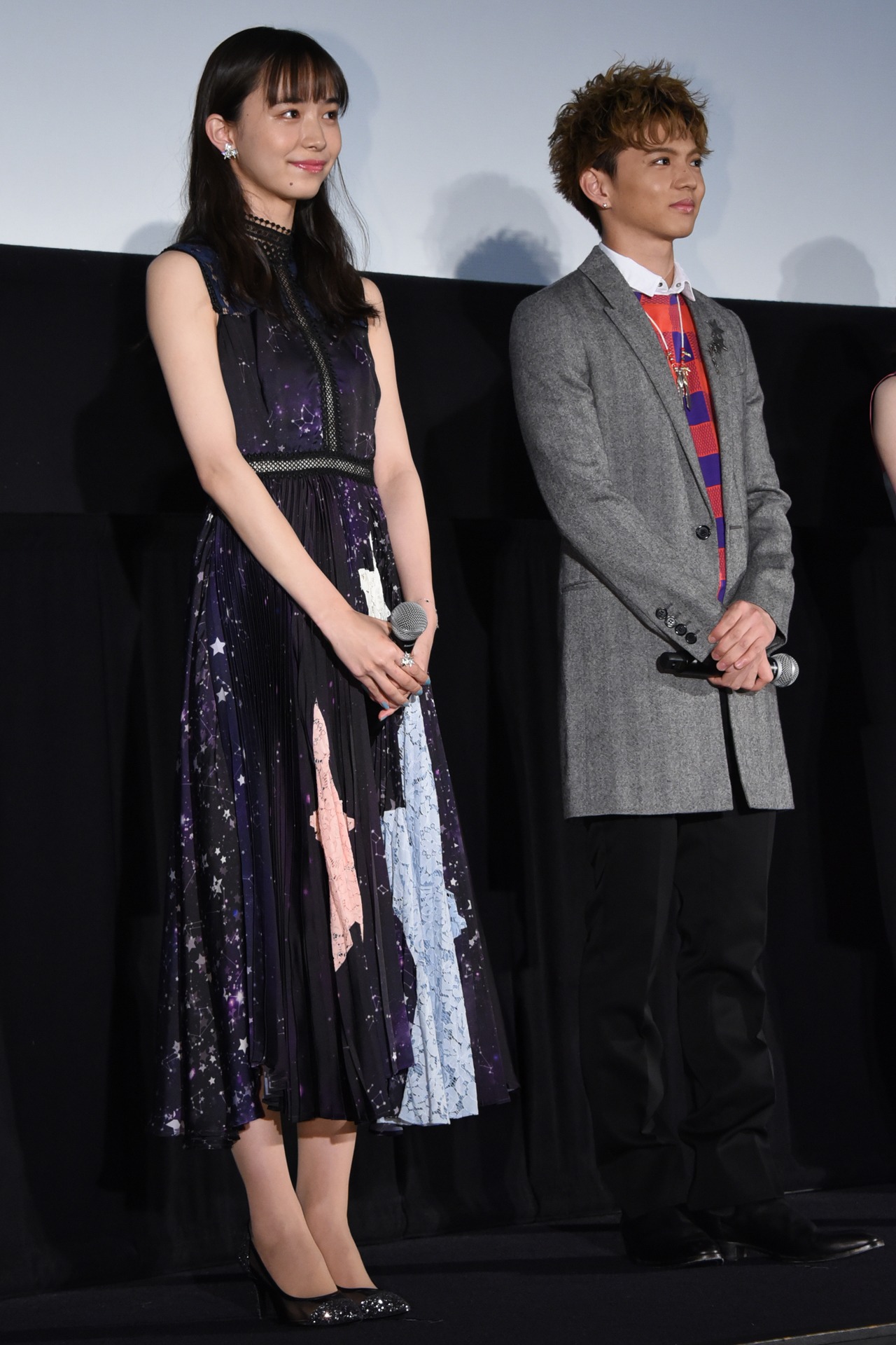 左から井桁弘恵、佐藤大樹。