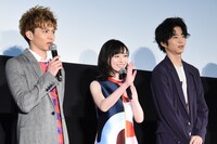 左から佐藤大樹、福原遥、鈴木仁。